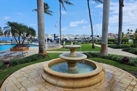 Condo in Hypoluxo, Florida, 2 bedrooms  № 2248332 - photo 24