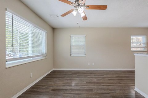 House in Saint Petersburg, Florida 3 bedrooms, 111.76 sq.m. № 1788234 - photo 4