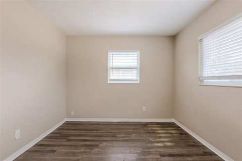 House in Saint Petersburg, Florida 3 bedrooms, 111.76 sq.m. № 1788234 - photo 16