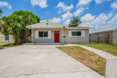 House in Saint Petersburg, Florida 3 bedrooms, 111.76 sq.m. № 1788234 - photo 2