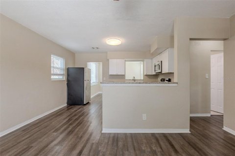 House in Saint Petersburg, Florida 3 bedrooms, 111.76 sq.m. № 1788234 - photo 6