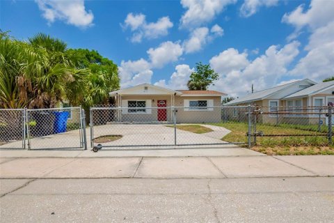 House in Saint Petersburg, Florida 3 bedrooms, 111.76 sq.m. № 1788234 - photo 1