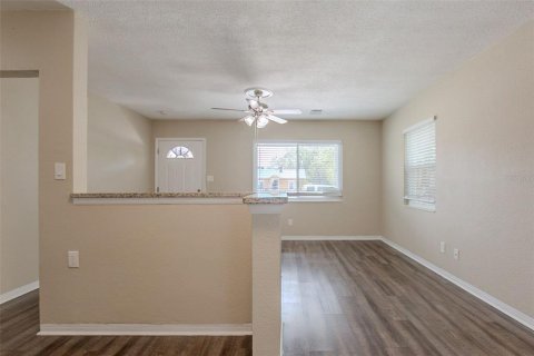 House in Saint Petersburg, Florida 3 bedrooms, 111.76 sq.m. № 1788234 - photo 9