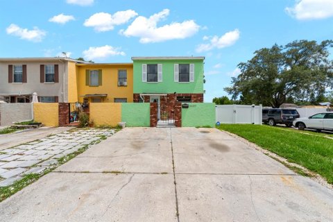 Townhouse in Temple Terrace, Florida 2 bedrooms, 148.64 sq.m. № 2237522
