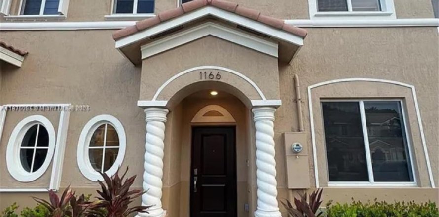 Townhouse in Homestead, Florida 4 bedrooms, 127.65 sq.m. № 1926820
