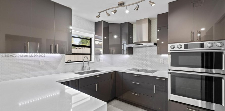 Touwnhouse à Miami, Floride 3 chambres, 132.29 m2 № 1821687