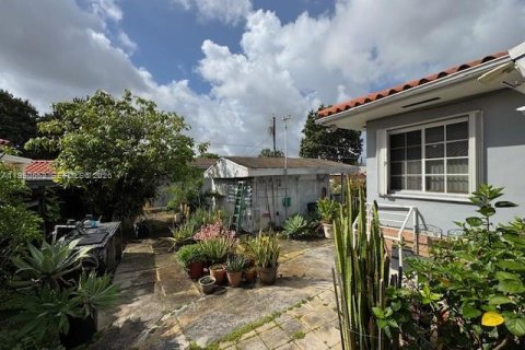Casa en venta en Hialeah, Florida, 4 dormitorios, 194.17 m2 № 2058039 - foto 8