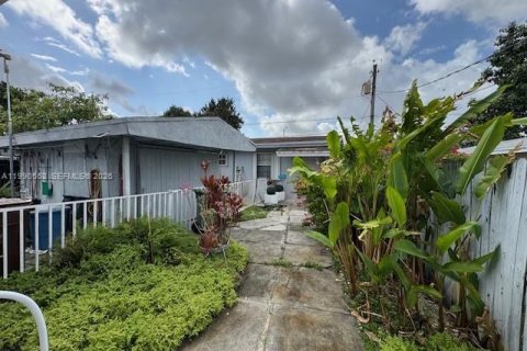 Casa en venta en Hialeah, Florida, 4 dormitorios, 194.17 m2 № 2058039 - foto 11