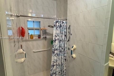 Casa en venta en Hialeah, Florida, 4 dormitorios, 194.17 m2 № 2058039 - foto 16