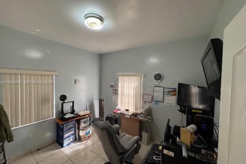 Casa en venta en Hialeah, Florida, 4 dormitorios, 194.17 m2 № 2058039 - foto 14
