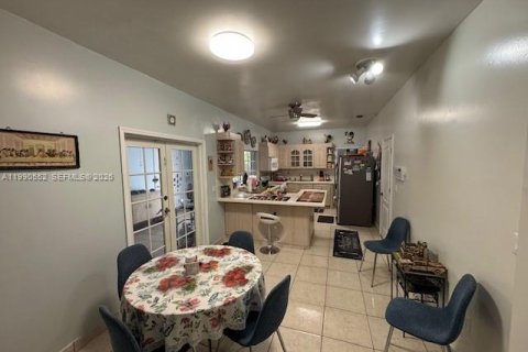 Casa en venta en Hialeah, Florida, 4 dormitorios, 194.17 m2 № 2058039 - foto 21