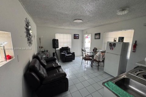 Casa en venta en Hialeah, Florida, 4 dormitorios, 194.17 m2 № 2058039 - foto 28