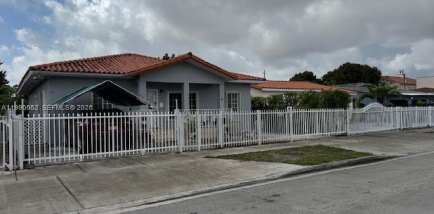 Casa en Hialeah, Florida 4 dormitorios, 194.17 m2 № 2058039