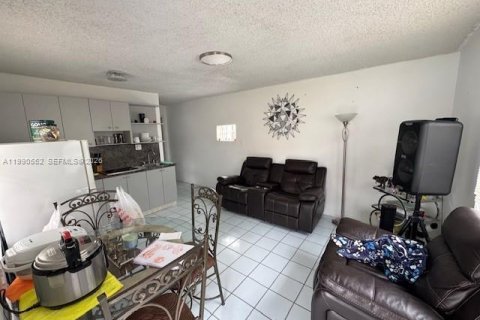 Casa en venta en Hialeah, Florida, 4 dormitorios, 194.17 m2 № 2058039 - foto 27