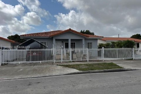 Casa en venta en Hialeah, Florida, 4 dormitorios, 194.17 m2 № 2058039 - foto 2
