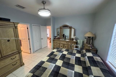 Casa en venta en Hialeah, Florida, 4 dormitorios, 194.17 m2 № 2058039 - foto 15