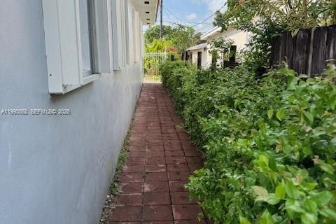 Casa en venta en Hialeah, Florida, 4 dormitorios, 194.17 m2 № 2058039 - foto 6