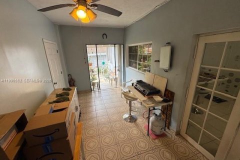 Casa en venta en Hialeah, Florida, 4 dormitorios, 194.17 m2 № 2058039 - foto 23