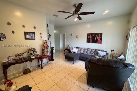 Casa en venta en Hialeah, Florida, 4 dormitorios, 194.17 m2 № 2058039 - foto 13