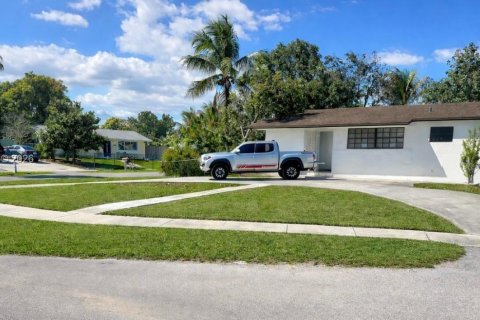 House in Homestead, Florida 5 bedrooms, 119.66 sq.m. № 2075298