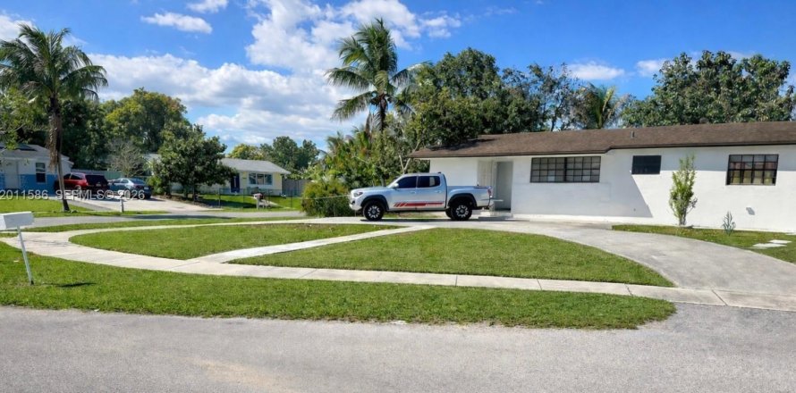House in Homestead, Florida 5 bedrooms, 119.66 sq.m. № 2075298