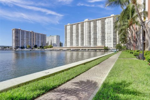 Condo in Sunny Isles Beach, Florida, 2 bedrooms  № 1966581 - photo 22