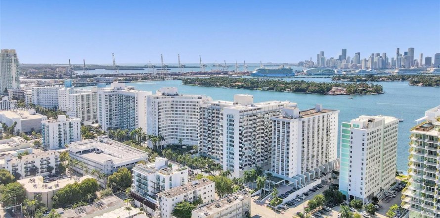 Кондоминиум с 2 спальнями в Майами-Бич, Флорида № 1940840