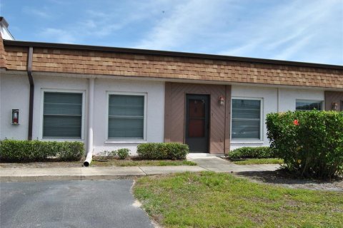 Condo in New Port Richey, Florida, 2 bedrooms  № 1909295 - photo 1