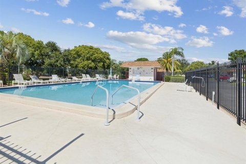 Condo in New Port Richey, Florida, 2 bedrooms  № 1909295 - photo 24