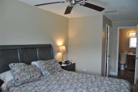 Condo in New Port Richey, Florida, 2 bedrooms  № 1909295 - photo 15