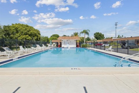 Condo in New Port Richey, Florida, 2 bedrooms  № 1909295 - photo 25