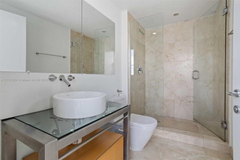 Condo in Miami Beach, Florida, 2 bedrooms  № 1859924 - photo 29