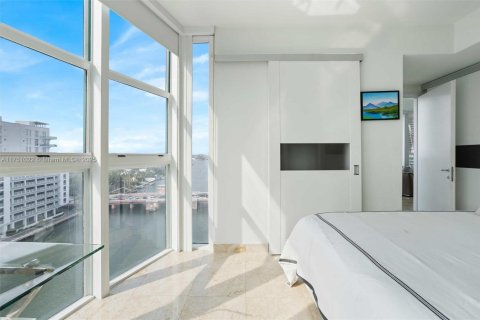 Condo in Miami Beach, Florida, 2 bedrooms  № 1859924 - photo 24