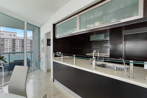 Condo in Miami Beach, Florida, 2 bedrooms  № 1859924 - photo 12