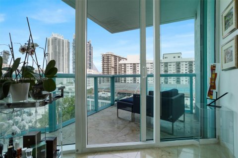 Condo in Miami Beach, Florida, 2 bedrooms  № 1859924 - photo 17