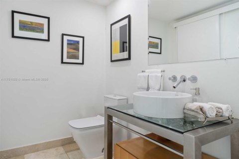 Condo in Miami Beach, Florida, 2 bedrooms  № 1859924 - photo 30