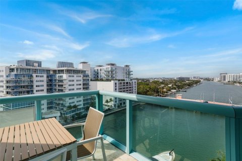 Condo in Miami Beach, Florida, 2 bedrooms  № 1859924 - photo 13