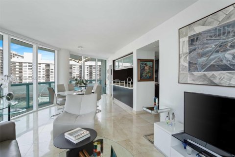 Condo in Miami Beach, Florida, 2 bedrooms  № 1859924 - photo 9