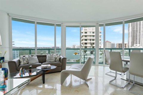 Condo in Miami Beach, Florida, 2 bedrooms  № 1859924 - photo 3