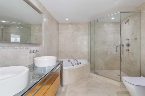Condo in Miami Beach, Florida, 2 bedrooms  № 1859924 - photo 25