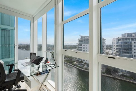 Condo in Miami Beach, Florida, 2 bedrooms  № 1859924 - photo 23