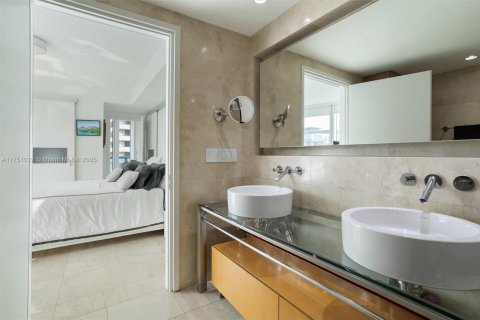 Condo in Miami Beach, Florida, 2 bedrooms  № 1859924 - photo 26