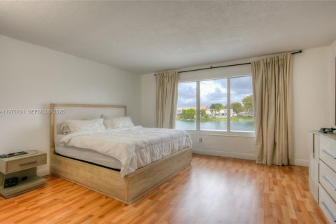 Adosado en venta en Hialeah, Florida, 2 dormitorios, 122.07 m2 № 2042059 - foto 5