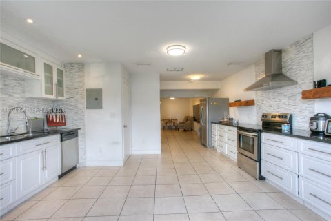 Adosado en venta en Hialeah, Florida, 2 dormitorios, 122.07 m2 № 2042059 - foto 3