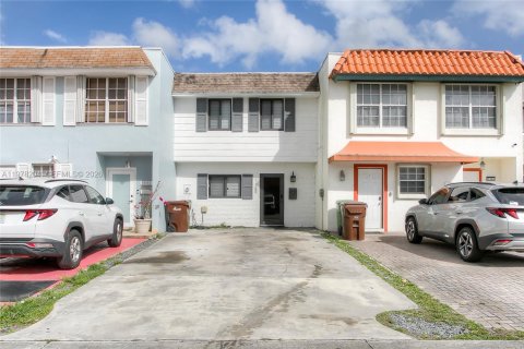 Adosado en venta en Hialeah, Florida, 2 dormitorios, 122.07 m2 № 2042059 - foto 4