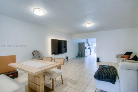 Adosado en venta en Hialeah, Florida, 2 dormitorios, 122.07 m2 № 2042059 - foto 9