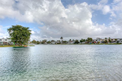 Adosado en Hialeah, Florida 2 dormitorios, 122.07 m2 № 2042059