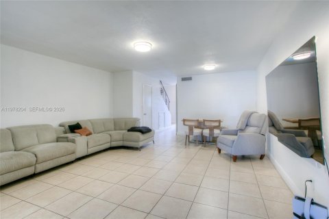 Adosado en venta en Hialeah, Florida, 2 dormitorios, 122.07 m2 № 2042059 - foto 10