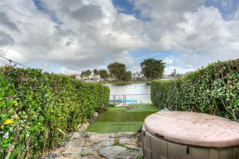 Adosado en venta en Hialeah, Florida, 2 dormitorios, 122.07 m2 № 2042059 - foto 6