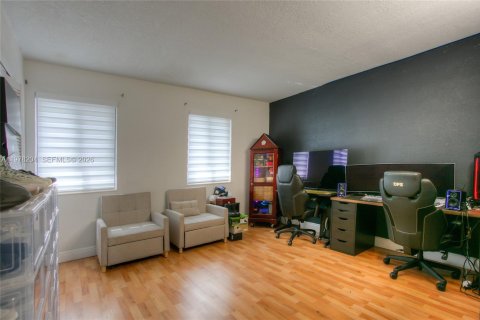 Adosado en venta en Hialeah, Florida, 2 dormitorios, 122.07 m2 № 2042059 - foto 11